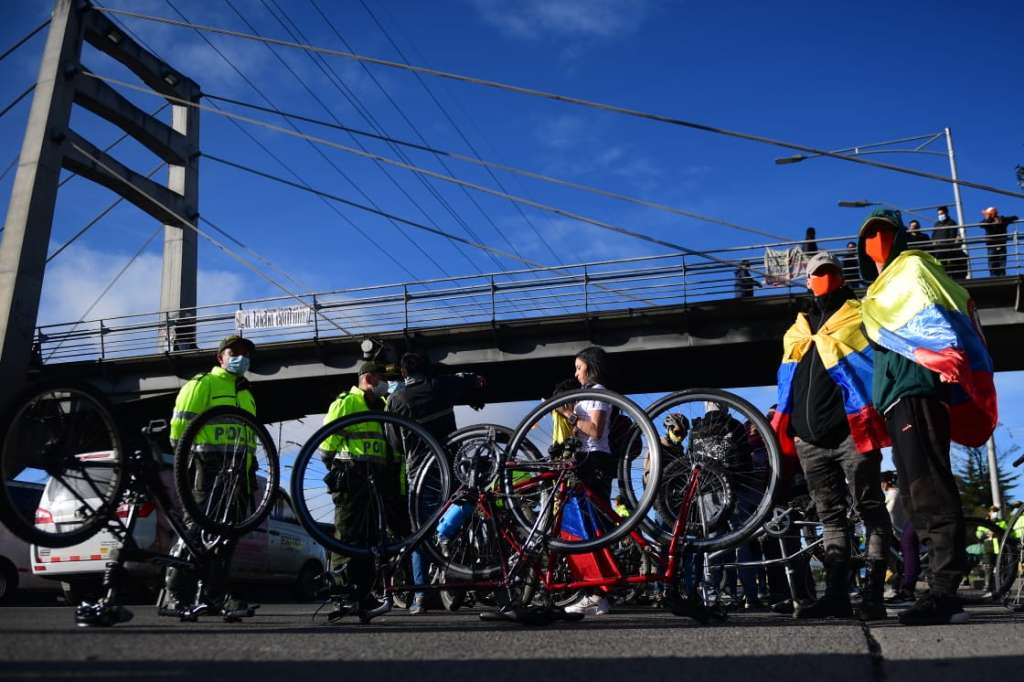 Sobre las 7:00 a.m. la Secretaría de Movilidad reportó un bloqueo de cerca de 20 personas con bicicletas afectando los dos carriles de la calzada mixta sentido norte-sur.