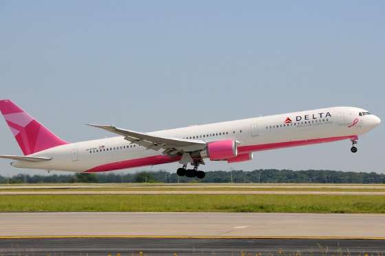 Avión rosa para concientizar sobre el cáncer de mama