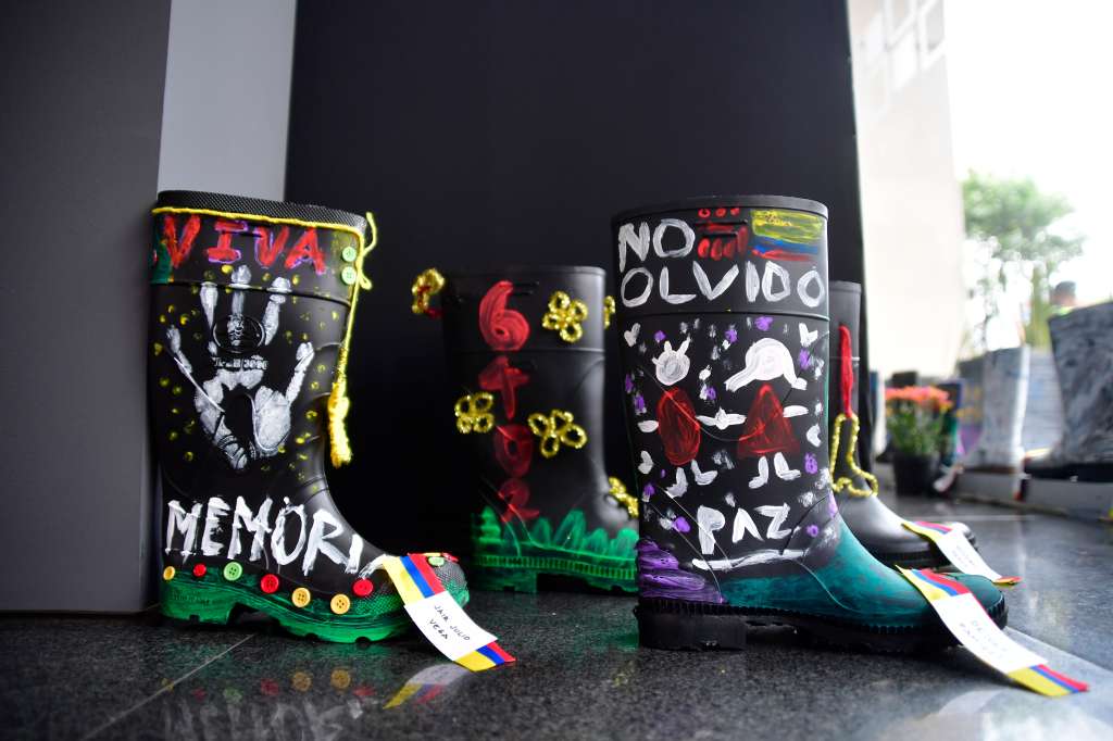 Exposición ‘Mujeres con las botas bien puestas’, creada por Mafapo, la organización de madres y familiares de víctimas de Falsos Positivos de Soacha, que fue inaugurada en un acto solemne en la sede central de la JEP.