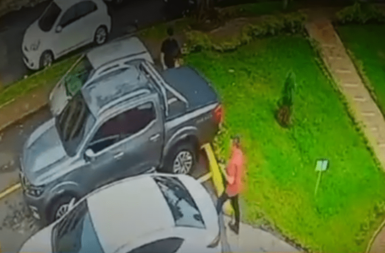 Revelan nuevo video del sacerdote Darío Valencia, subiendo a su camioneta