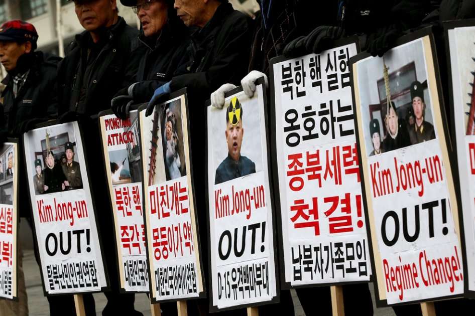 Activistas surcoreanos sujetan pancatas con imágenes del líder norcoreano, Kim Jong-Un, durante una protesta contra el tercer ensayo nuclear norcoreano, en Seúl./ EFE