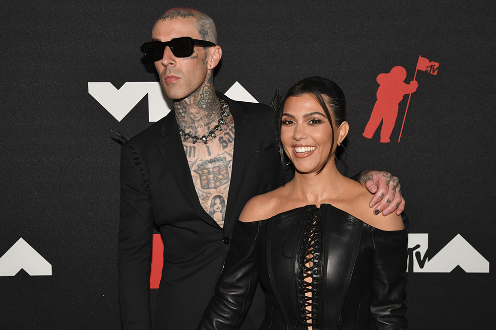 Travis Barker se tatuó los labios de su prometida Kourtney Kardashian.