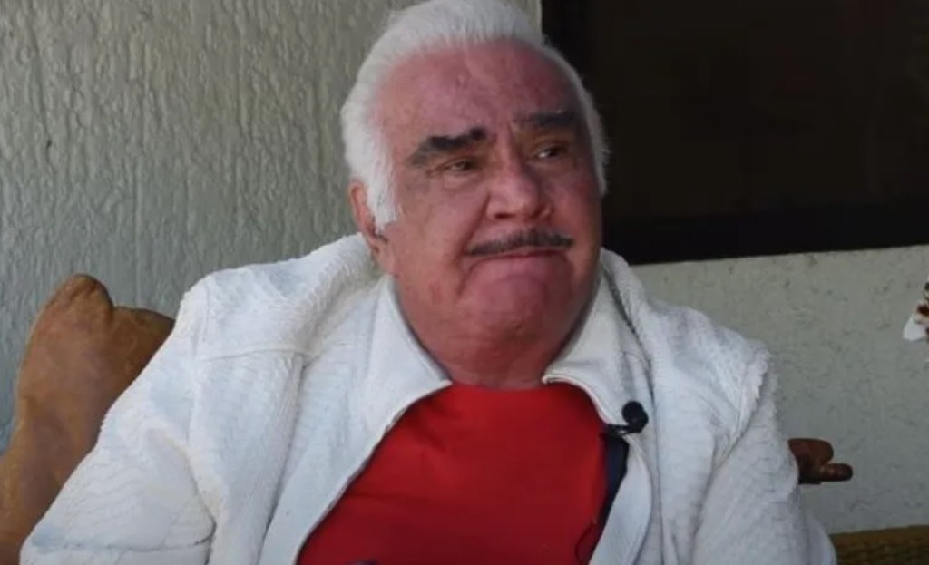 Vicente Fernández lloró mientras cantaba "Los sigo queriendo, los sigo extrañando", durante la entrevista con Mara Patricia Castañeda.