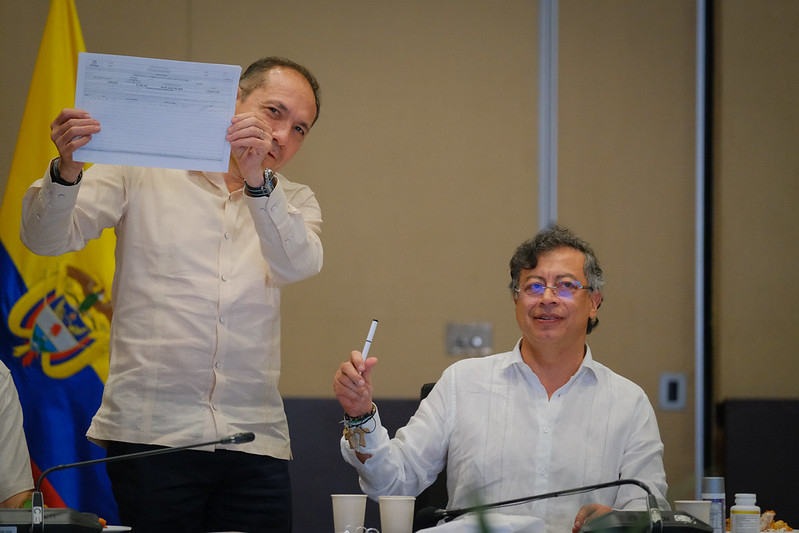 El presidente Gustavo Petro firmó la iniciativa para convocar una constituyente. A su lado, el ministro de Trabajo, Antonio Sanguino.
