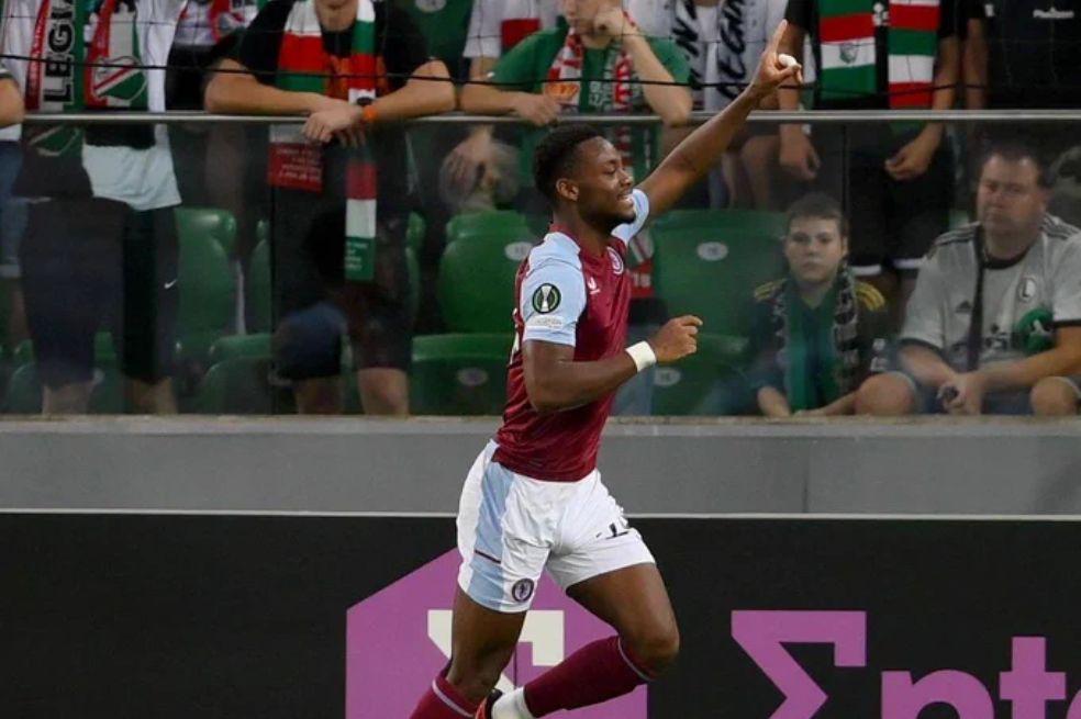 Jhon Jáder Durán celebra su gol en la Conference League.
