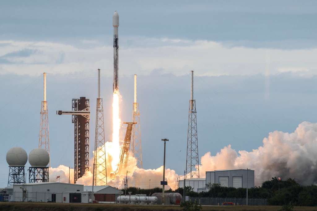 FOTODELDÍA EPA6414. CABO CAÑAVERAL (ESTADOS UNIDOS), 09/12/2025.- La misión NROL-77 despega en un cohete SpaceX Falcon 9 desde el Complejo de Lanzamiento 40 de la Estación de la Fuerza Espacial de Cabo Cañaveral este martes, en Cabo Cañaveral (EE.UU). Es la tercera misión que Falcon 9 lanza en 2025 en nombre del Comando de Sistemas Espaciales y la Oficina Nacional de Reconocimiento. EFE/ Cristobal Herrera-Ulashkevich