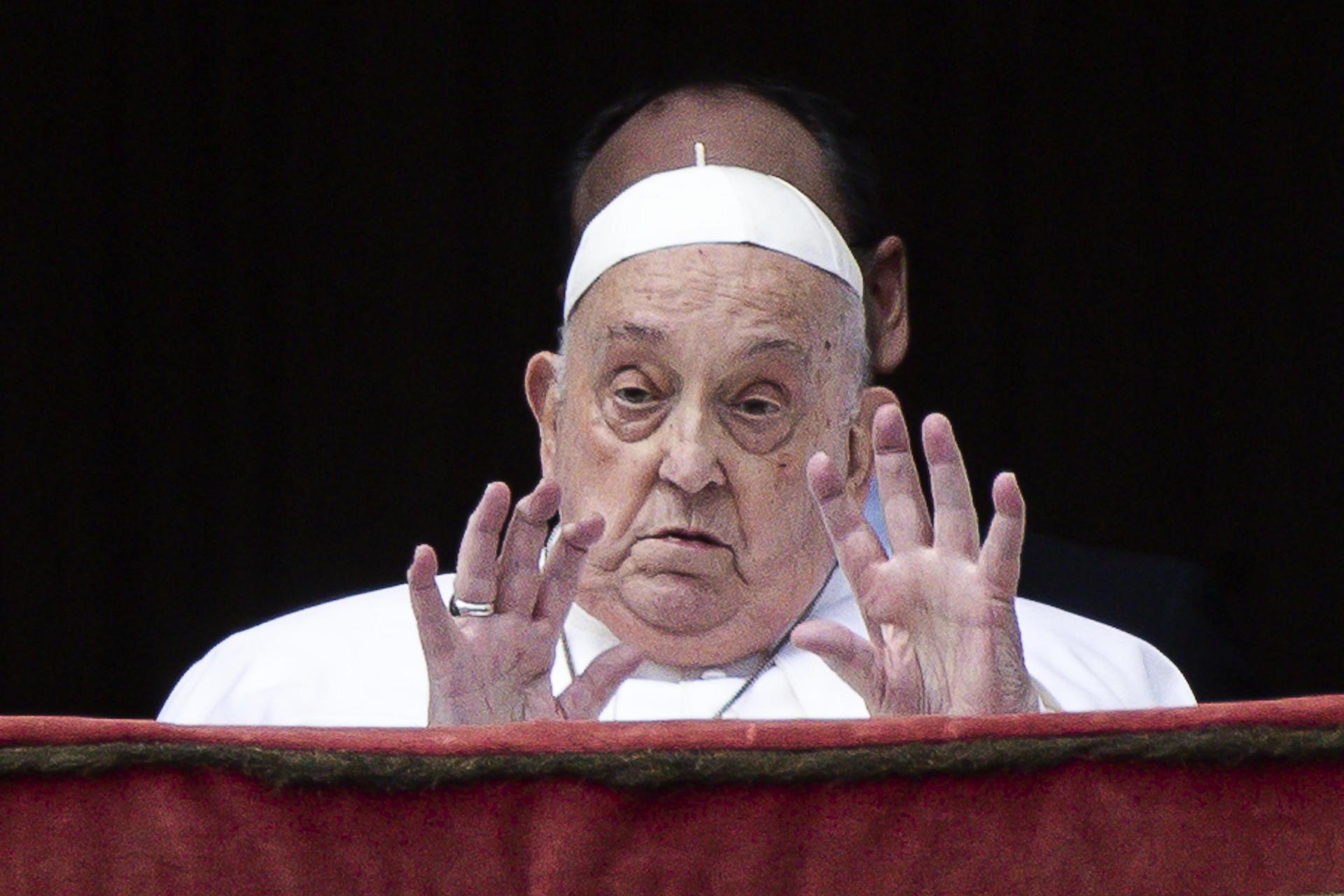 FOTODELDÍA - CIUDAD DEL VATICANO, 20/04/2025.- El papa Francisco, aún convaleciente de su infección respiratoria, apareció en el balcón de la logia central de la basílica de San Pedro para la bendición Urbi et Orbi tras la misa del Domingo de Resurrección. EFE/ANGELO CARCONI
