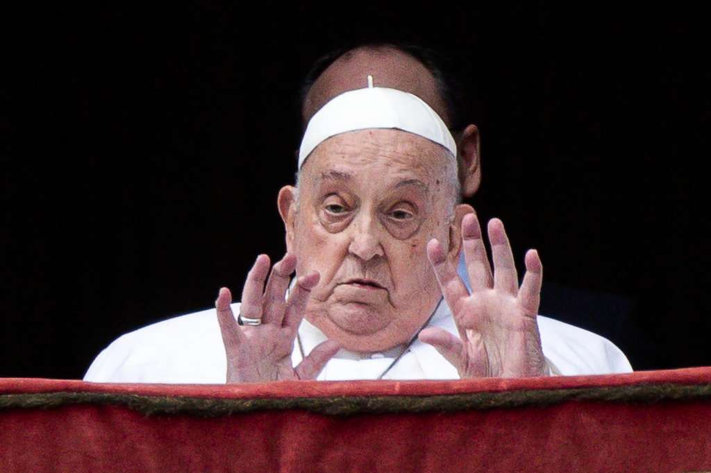 FOTODELDÍA - CIUDAD DEL VATICANO, 20/04/2025.- El papa Francisco, aún convaleciente de su infección respiratoria, apareció en el balcón de la logia central de la basílica de San Pedro para la bendición Urbi et Orbi tras la misa del Domingo de Resurrección. EFE/ANGELO CARCONI