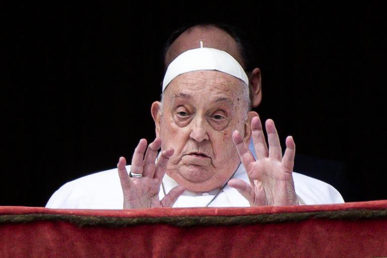 El papa Francisco reaparece para el Urbi et Orbi y condena “la carrera de rearme”