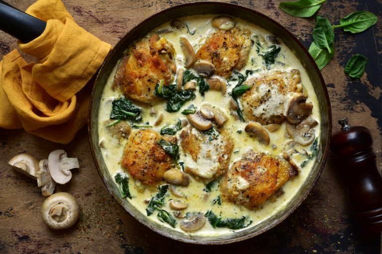 Este es el paso a paso para preparar muslos de pollo cremosos