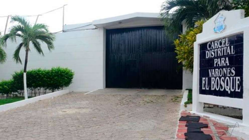 La fiesta, al parecer, se llevó a cabo dentro de las celdas del penal, donde ingresaron licor y mujeres.