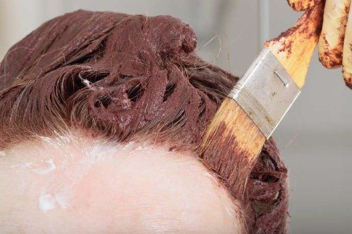 Cuídate el cabello sin perder el estilo con estas 3 formas de teñirse las canas fácilmente en casa: sin químicos y de forma natural.
