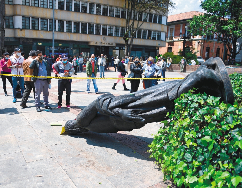 Estatua de Gonzalo Jiménez de Quesada derrumbada por indígenas del pueblo Misak en Bogotá. / Gustavo Torrijos