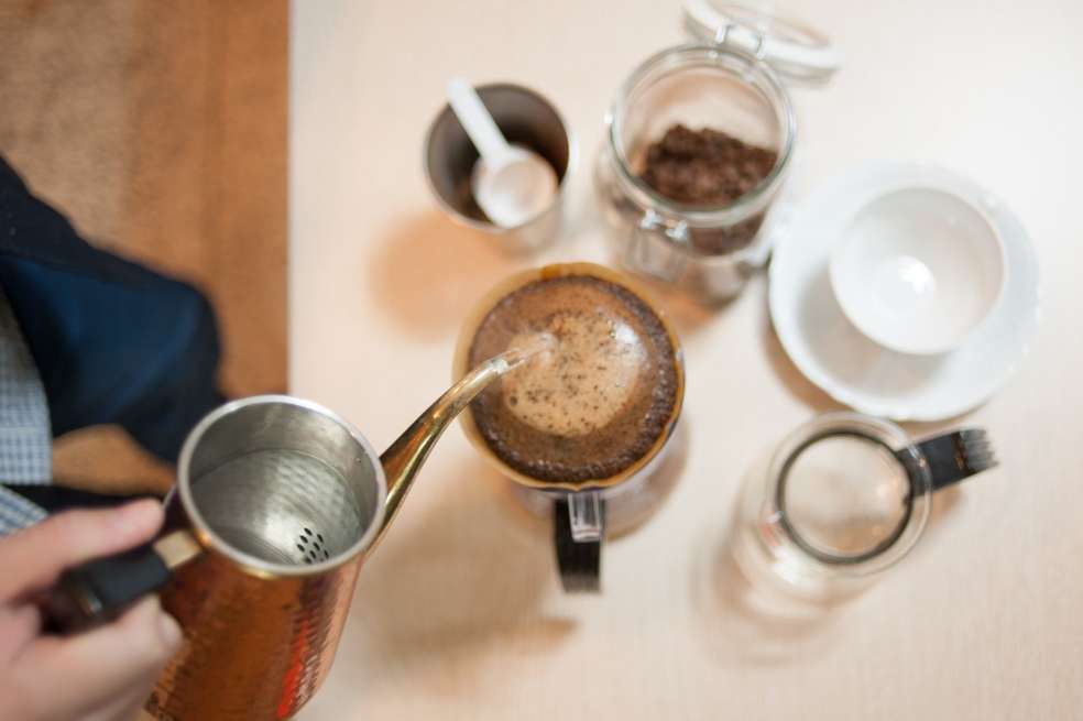 El café vertido o de goteo es un método de preparación que consiste en verter lentamente agua caliente sobre café molido, ubicado en un filtro de papel.