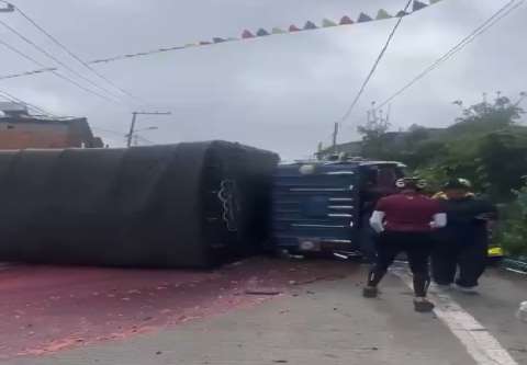 Así fue el volcamiento de tractocamión que cerró la vía Bogotá-La Calera: rutas alternas