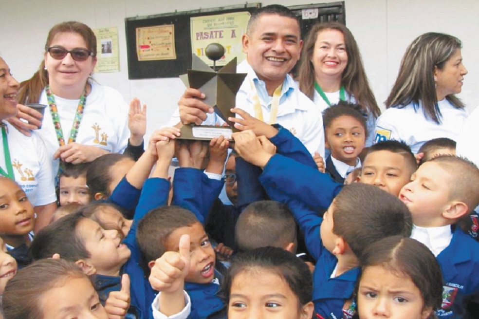 Francis Rodrigo Otero, de 49 años, fue galardonado con el premio Compartir Gran Rector el pasado 25 de mayo. / / Cortesía Instituto Manizales
