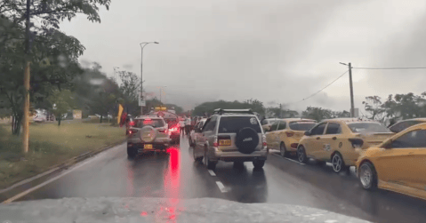 Taxistas se tomaron la vía al aeropuerto Palonegro en Bucaramanga, ¿qué piden?