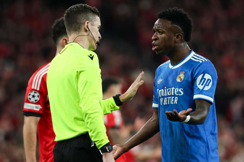 Lisbon (Portugal), 17/02/2026.- Real Madrid's Vinicius Junior argues with the referee during the UEFA Champions League soccer match between Benfica and Real Madrid, in Lisbon, Portugal, 17 February 2026. (Liga de Campeones, Lisboa) EFE/EPA/JOSE SENA GOULAO
