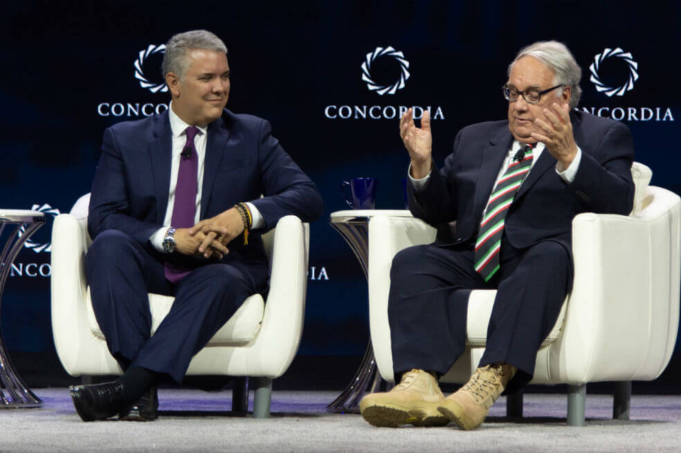 Iván Duque durante una charla con el empresario Howard Buffett, quien lució unas botas fabricadas por exguerrilleros de las Farc que se dedican a la elaboración de calzado como parte de su reincorporación. / Presidencia de la República