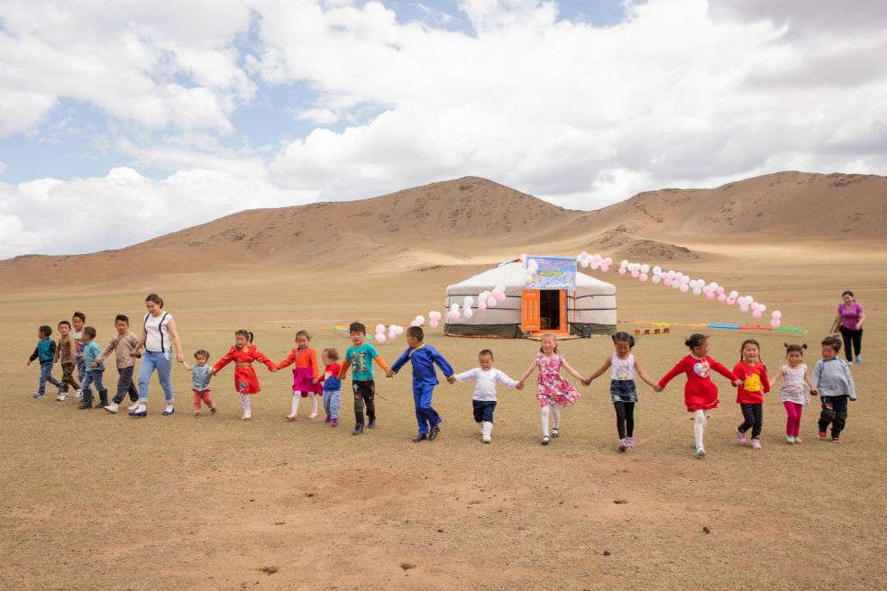 El jardín de infancia móvil financiado por UNICEF en Janjin Bagh, Erdenetsogt Soum, Mongolia, brinda educación temprana de calidad y complementaria a más de 23 niños de la comunidad de pastores nómadas de la zona. / Unicef