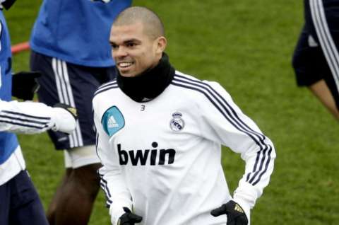 Real Madrid afirma que el defensa Pepe "no está en venta"