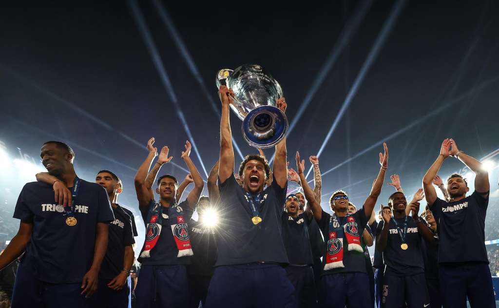 PARIS (France), 01/06/2025.- Paris Saint-Germain's Brazilian defender Marquinhos (C) and teammates celebrate with supporters during a PSG victory celebration show in Paris, France, 01 June 2025. Paris Saint-Germain won the UEFA Champions League for the first time in the club's history after beating Internazionale Milano on 31 May 2025 in the final in Munich. (Liga de Campeones, Francia) EFE/EPA/FRANCK FIFE / POOL MAXPPP OUT