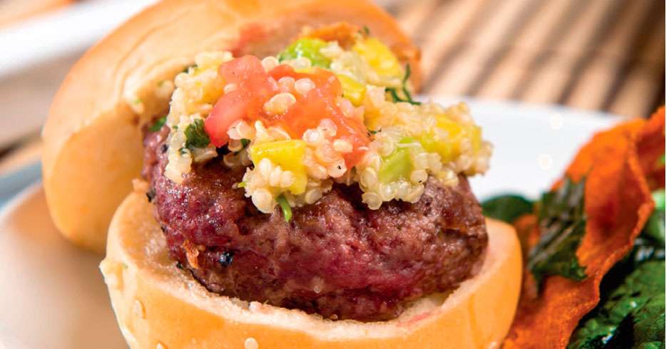 Receta del día: Minihamburguesas con vegetales crujientes y salsa de aguacate y quinua