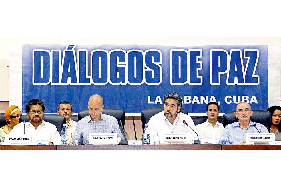 Las delegaciones del Gobierno y las Farc presentaron, a través de los representantes de los países acompañantes —Cuba y Noruega— , el acuerdo parcial sobre el problema del narcotráfico. / EFE