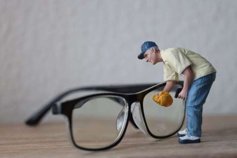 Auxilio de lentes: ¿de cuánto es y cómo solicitarlo en su empresa?