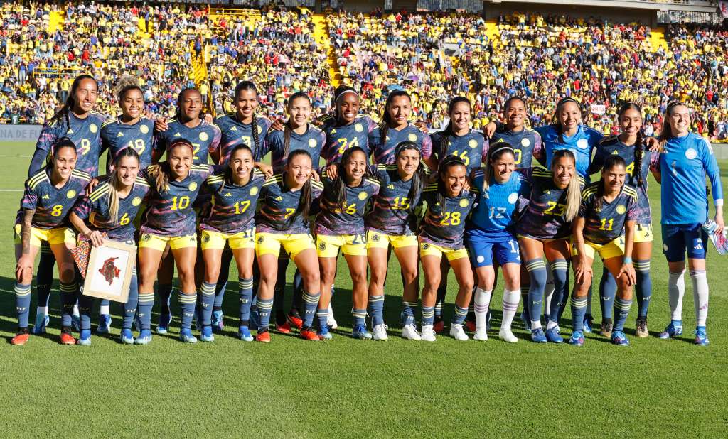 AME1293. BOGOTÁ (COLOMBIA), 22/07/2024.- Fotografía de archivo de las jugadoras de Colombia mientras posan antes del inicio del partido amistoso internacional entre las selecciones femeninas de mayores de Colombia y Nueva Zelanda el 2 de diciembre de 2023, en el estadio El Campín de Bogotá (Colombia). La selección femenina de Colombia no ha llegado a su techo y las jugadores están convencidas de eso, razón por la cual viajaron a París con la ilusión de ganar la primera medalla olímpica para su país en un deporte de conjunto. EFE/ Mauricio Dueñas Castañeda /ARCHIVO