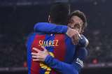 Insólito desafío: Messi y Suárez contra un dron