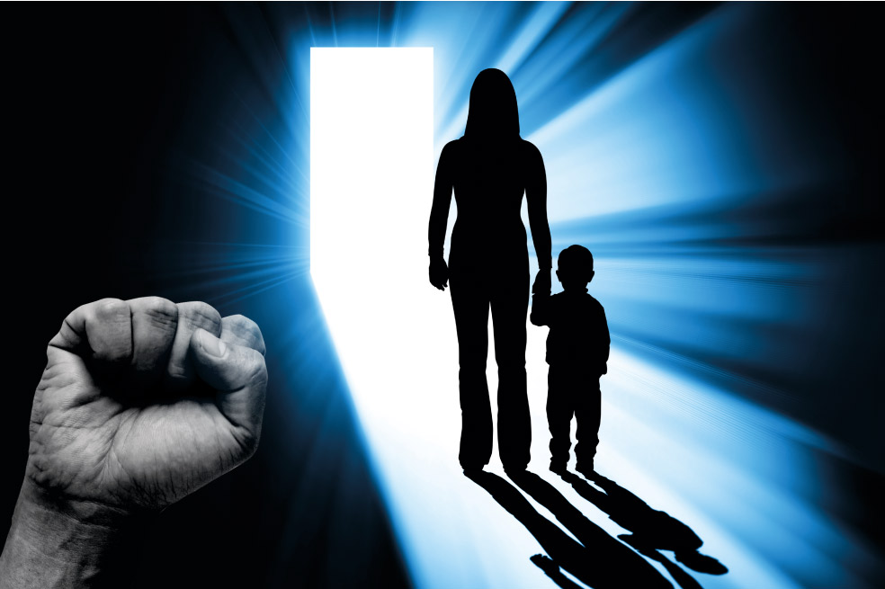 Imagen de una mujer caminando con su hijo por un camino de luz.