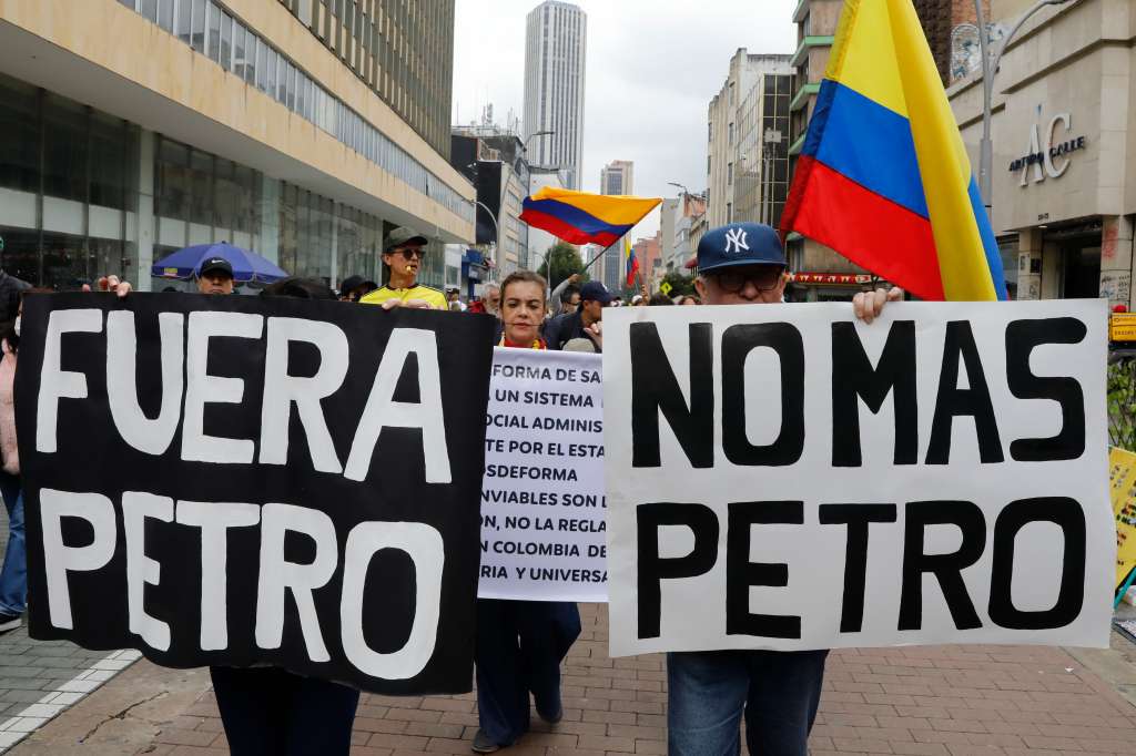 BOG400. BOGOTÁ (COLOMBIA), 29/10/2022.- Personas participan hoy de una jornada de protesta contra el Gobierno de Gustavo Petro, en Bogotá (Colombia). Partidos de la oposición y otros sectores de la sociedad convocaron para este sábado una nueva jornada de manifestación llamada Gran Marcha Nacional, para rechazar las reformas que adelanta el nuevo Gobierno. EFE/Carlos Ortega