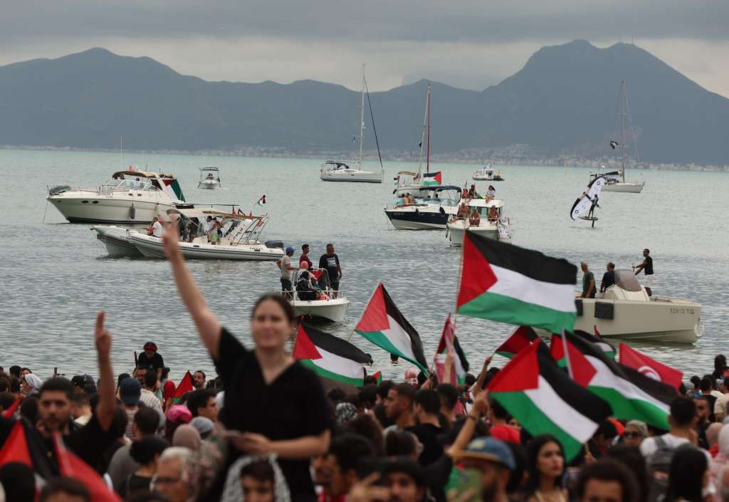 FOTODELDÍA - Sidi Bou Said (Túnez), 10/09/2025.- Manifestantes pro-palestinos asisten a una concentración en apoyo a la Flotilla Global Sumud en el puerto de Sidi Bou Said, Túnez, el 10 de septiembre de 2025. La Flotilla Global Sumud (GSF) partirá de Túnez con destino a Gaza el 10 de septiembre como parte de una iniciativa humanitaria. La GSF es una iniciativa marítima internacional, impulsada y liderada por organizaciones no gubernamentales, cuyo objetivo es romper el bloqueo israelí de la Franja de Gaza y entregar ayuda vital. EFE/MOHAMED MESSARA