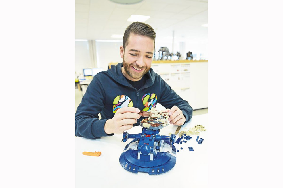 Luis Gómez con su diseño de la línea Star Wars. / Grupo Lego