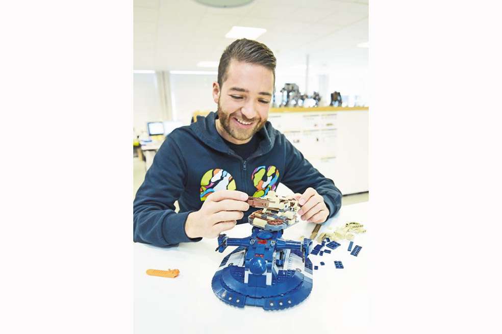 Luis Gómez con su diseño de la línea Star Wars. / Grupo Lego