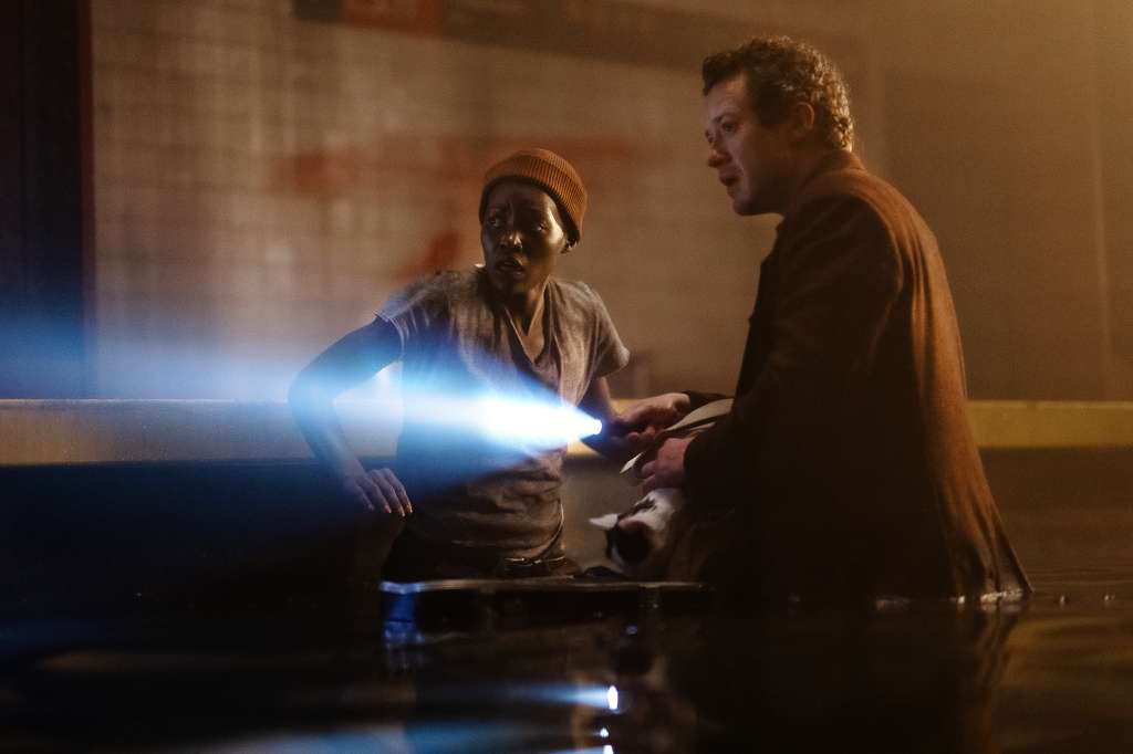 Lupita Nyong’o como Samira y Joseph Quinn como Eric en "Un lugar tranquilo: día uno".