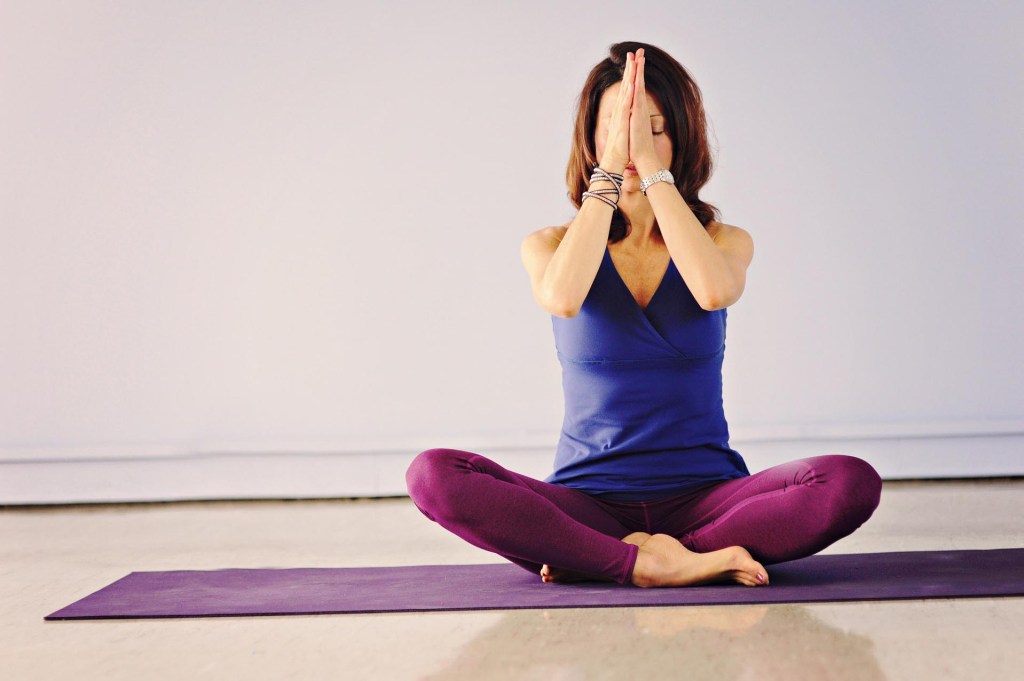 Yoga bienestar personas, sentirnos bien ejercicios.