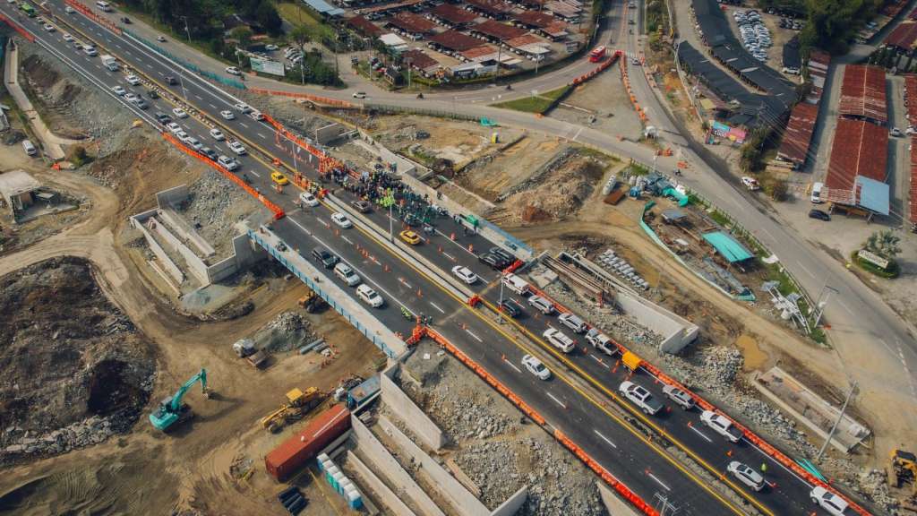 El puente del Intercambio Vial del Aeropuerto José María Córdova, ubicado en Rionegro, conecta el Túnel de Oriente con la terminal aérea, mejorando la movilidad en la zona.