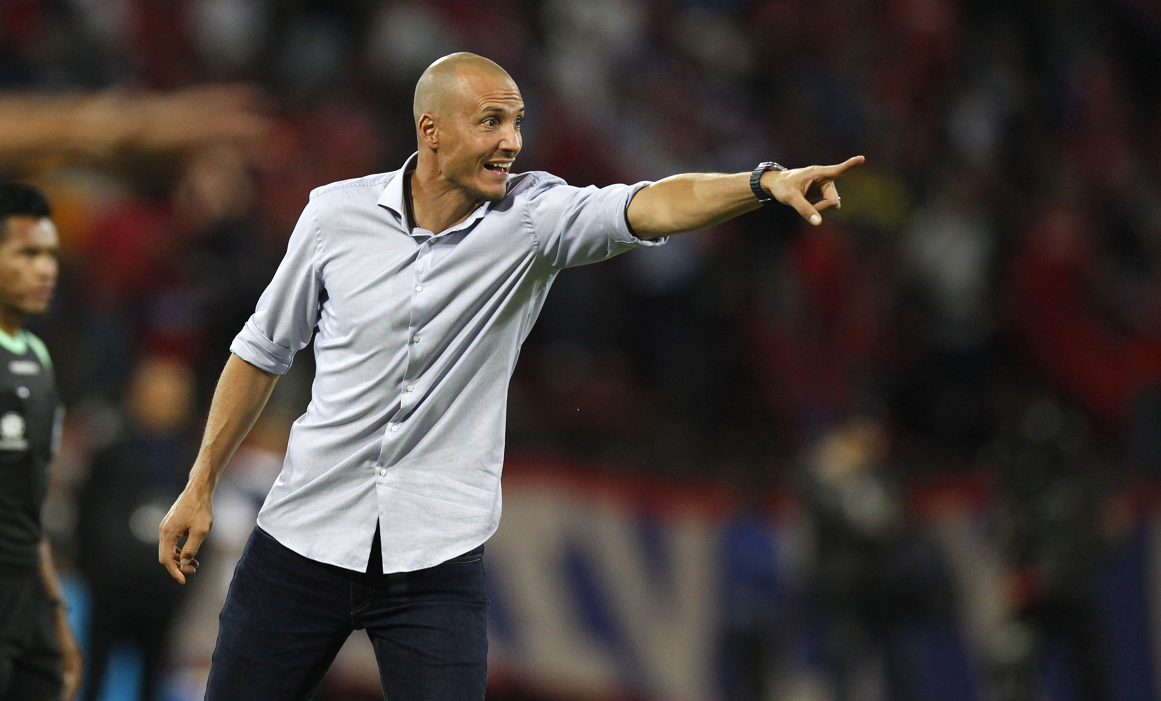 AME6949. MEDELLÍN (COLOMBIA), 03/05/2023.- El entrenador David González del DIM dirige hoy a sus jugadores contra Metropolitanos, durante un partido por el Grupo B de la Copa Libertadores en el estadio Atanasio Girardot en Medellín (Colombia). EFE/LUIS EDUARDO NORIEGA A.