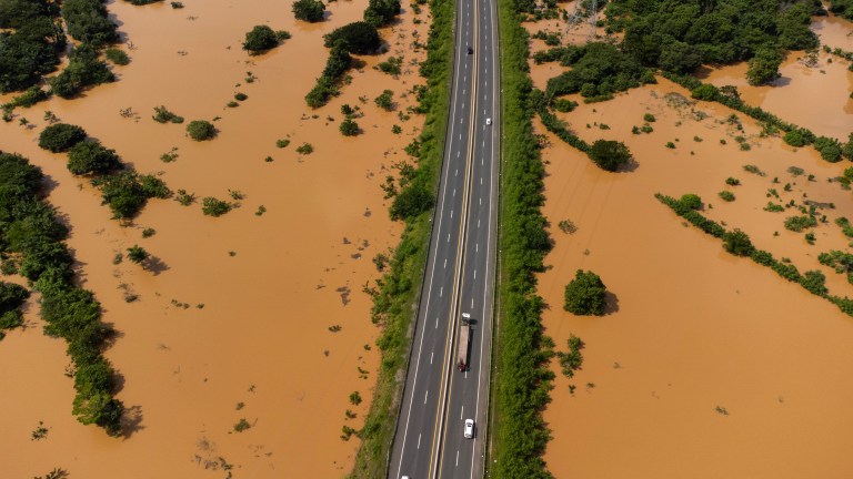 -FOTODELDÍA- AME8445. AGUACATE (REPÚBLICA DOMINICANA), 20/11/2023.- Fotografía aérea de los campos y la carretera Circunvalación de Santo Domingo, afectados por las intensas lluvias caídas desde el pasado viernes, hoy, en Aguacate (República Dominicana). República Dominicana vive este lunes la primera de las tres jornadas de duelo nacional por las al menos 24 muertes que causaron las lluvias torrenciales caídas este fin de semana, consideradas las mayores precipitaciones jamás registradas en el país. En la isla son patentes las consecuencias de estas lluvias y hoy, en su rueda de prensa habitual de los lunes, el presidente del país, Luis Abinader, avanzó que, aunque todavía se están evaluando, los daños "van a ser extensos", en especial en los sectores de obras públicas y agricultura. EFE/ Orlando Barría