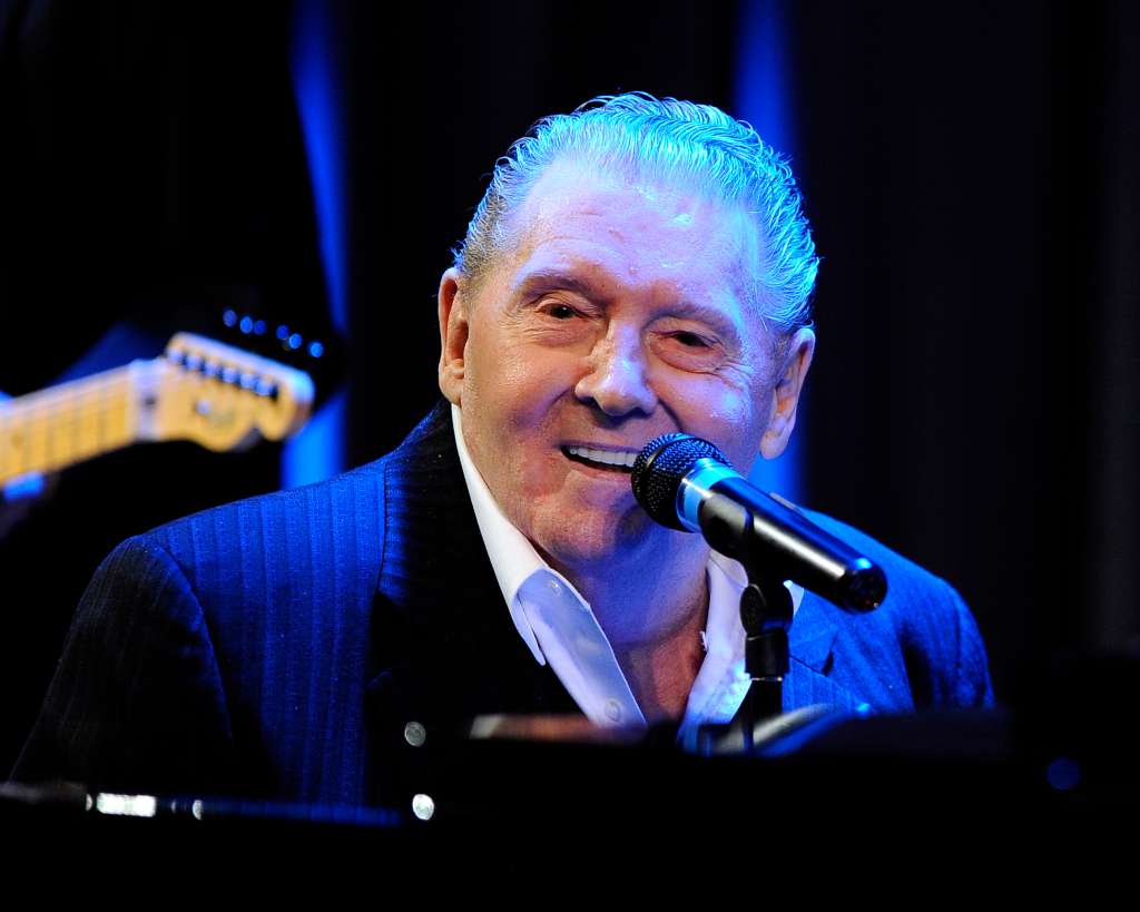 Los Angeles (United States), 29/09/2010.- (FILE) - A file picture dated 28 September 2010 shows US singer Jerry Lee Lewis performing during his appearance to benefit the Grammy Museum and Grammy Foundation in Los Angeles, California, USA (reissued 28 October 2022). According to his publicist, Jerry Lee Lewis has died aged 87. (Estados Unidos) EFE/EPA/PAUL BUCK *** Local Caption *** 50283990