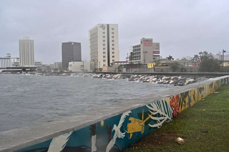 USA5818. KINGSTON (JAMAICA), 28/10/2025.- Fotografía del oleaje este martes, en Kingston (Jamaica). El huracán Melissa tocó tierra en Jamaica con vientos máximos sostenidos cercanos a los 295 kilómetros por hora (185 millas), lluvias torrenciales y marejadas que amenazan con provocar inundaciones y daños catastróficos. EFE/Rudolph Brown