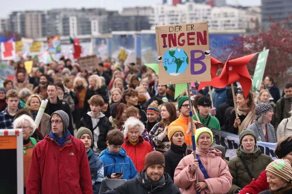 Los compromisos de reducción de emisiones para 2030 con que los países llegaron a la COP26 dejan a la Tierra en la vía de un calentamiento de +2,7ºC a finales de siglo.
