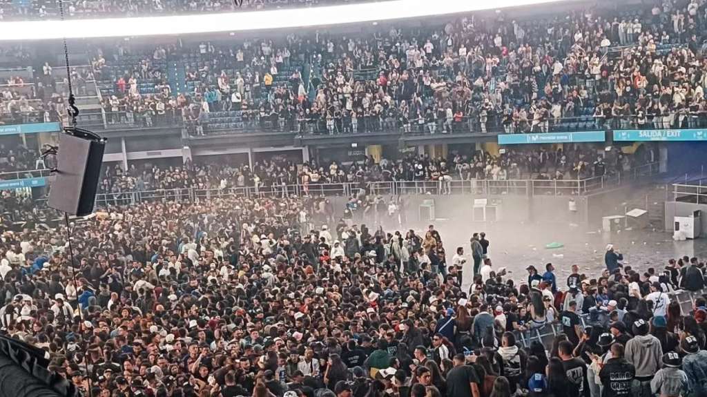 En la noche del 6 de agosto se registró una batalla campal, en le Movistar Arena, donde iba a tocar el grupo Damas Gratis. El saldo final fue de cuatro heridos y un barrista muerto.