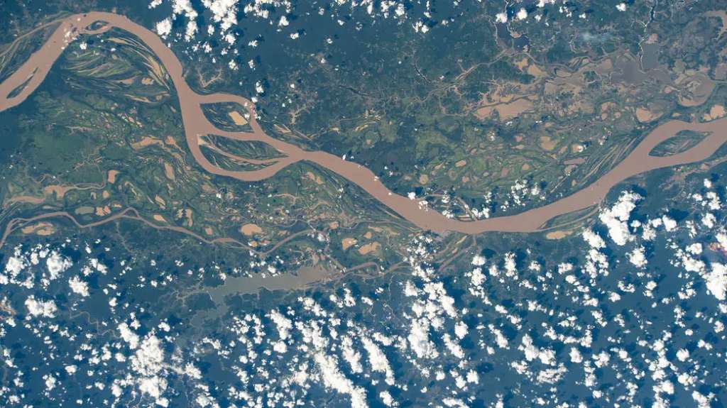 El río Amazonas se muestra desde la Estación Espacial Internacional mientras orbita a 260 millas sobre Brasil en América del Sur. /NASA