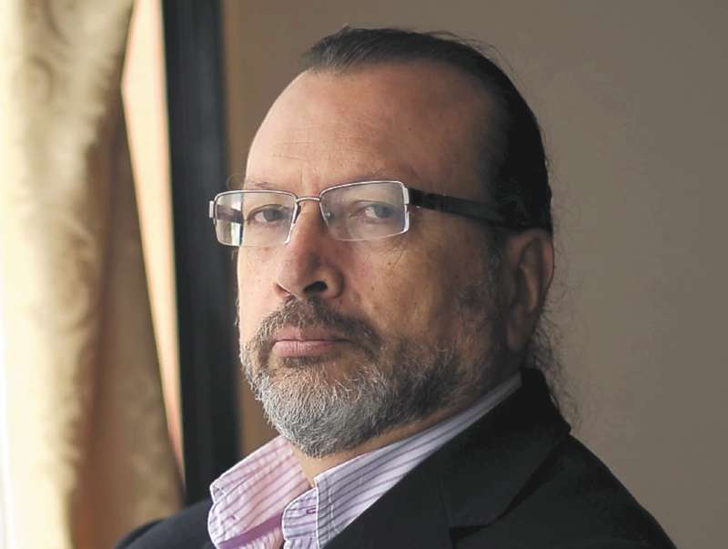 William Ospina es columnista de "El Espectador" y entre sus obras literarias más reconocidass están: En busca de la Colombia perdida (2022) y las novelas Ursúa (2005), El País de la Canela (2008, Premio Rómulo Gallegos 2009), La serpiente sin ojos (2012), El año del verano que nunca llegó (2015), Guayacanal (2019) y su célebre y Pondré mi oído en la piedra hasta que hable (2023).