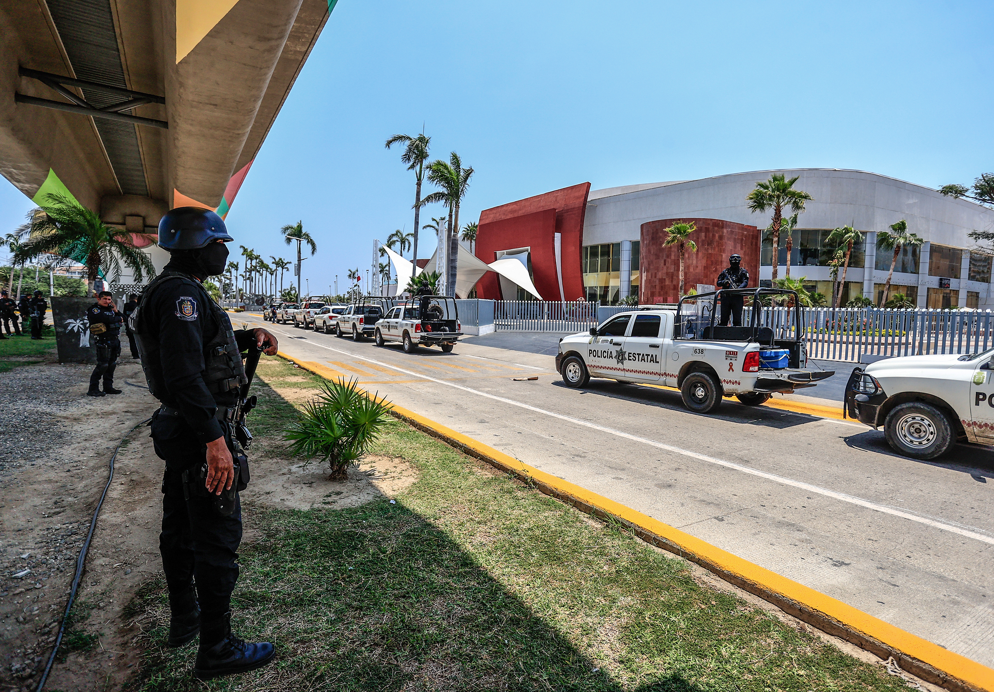 MEX4710. ACAPULCO (MÉXICO), 17/04/2024.- Policías estatales resguardan las instalaciones donde se llevara a cabo la Convención Bancaria 2024, el 16 de abril de 2024, en el balneario de Acapulco, en el estado de Guerrero (México). El puerto de Acapulco acoge este jueves y viernes la Convención Bancaria, que reunirá a los bancos que operan en México, a los tres candidatos presidenciales y al mandatario Andrés Manuel López Obrador, en medio de un operativo de seguridad con cerca de 1.200 agentes ante el riesgo de violencia. EFE/David Guzmán