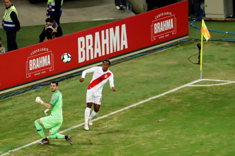 También en Chile: arquero Gabriel Arias recibió amenazas tras error ante Perú