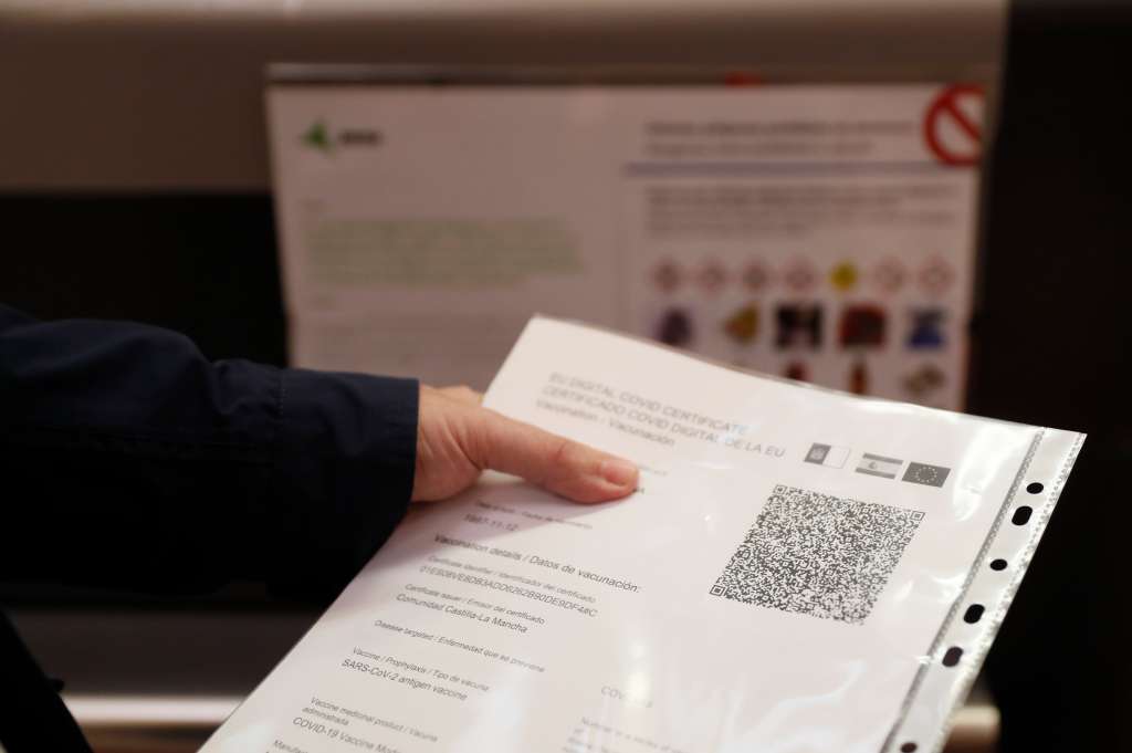 MADRID, 13/04/2022.- Una viajera enseña su certificado COVID en uno de los mostradores del Aeropuerto Adolfo Suárez Madrid-Barajas este miércoles. Los restaurantes los tienen en las mesas, los hoteles los ofrecen para mostrar sus servicios y los museos los usan para dar instrucciones en las salas o desvelar los secretos de sus obras. Los códigos QR están de moda, más después de la pandemia, pero ¿son seguros? ¿Qué pueden hacer los usuarios para evitar las estafas?. Un código QR es un tipo de código de barras escaneable que está diseñado para ser leído e interpretado instantáneamente por un dispositivo digital. Existen desde 1994 y uno puede almacenar hasta 4.296 caracteres alfanuméricos.- EFE/ Mariscal